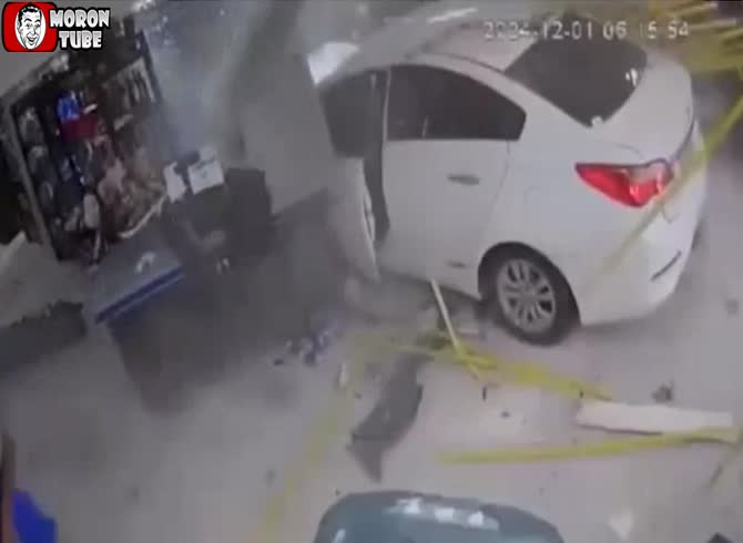 Video :A vehicle crashes into a Brazilian business as a brawl intensifies